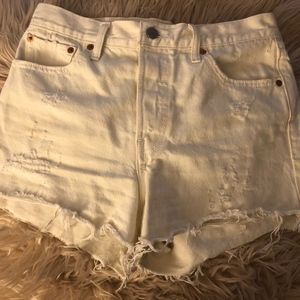 White LEVI High-Waisted Shorts Size 28/29 (6/8)